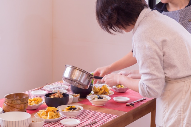 盛り付けする女性